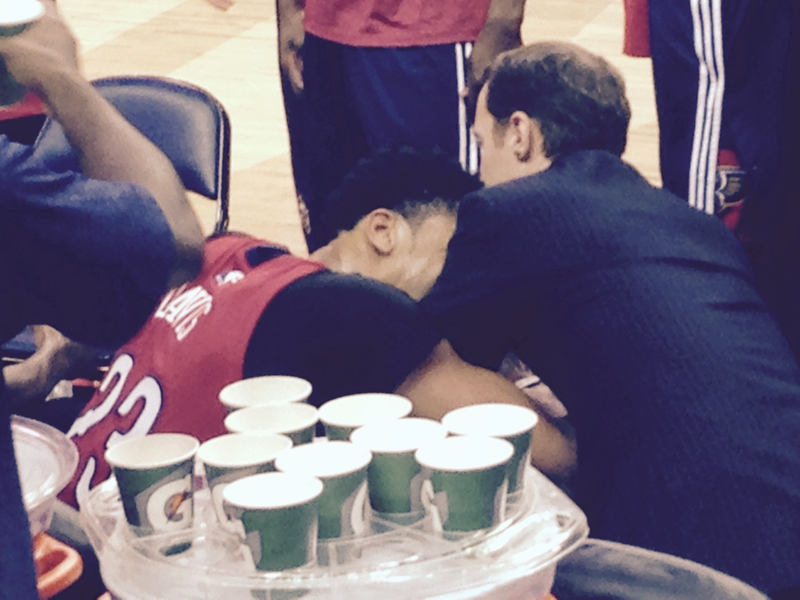 Illustration for article titled Anthony Davis Dislocated His Pinky Finger